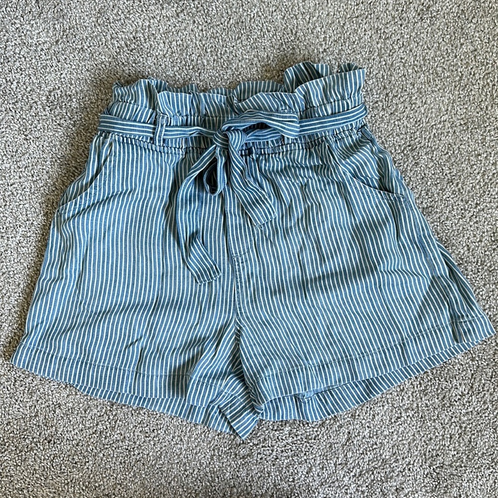 Striped paper bag shorts 💙🤍
